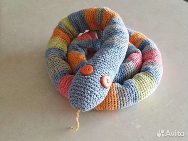 Вязаная игрушка змея