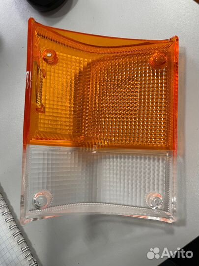 Рассеиватель левого поворотника Toyota HiAce -93