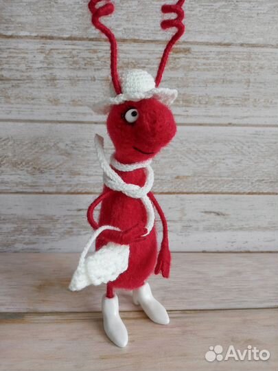 Вязаная игрушка Красотка Таракашка