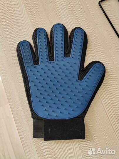 Перчатка для вычесывания шерсти