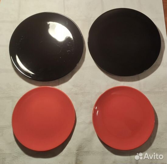 Тарелки IKEA чёрные и красные
