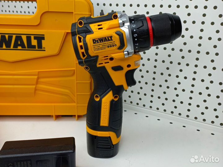 Шуруповерт бесщеточный DeWalt компактный