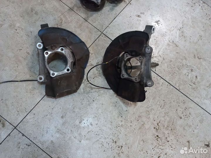 Поворотный кулак передний Volvo S60, V70, S80 1