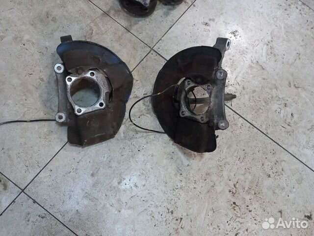 Поворотный кулак передний Volvo S60, V70, S80 1