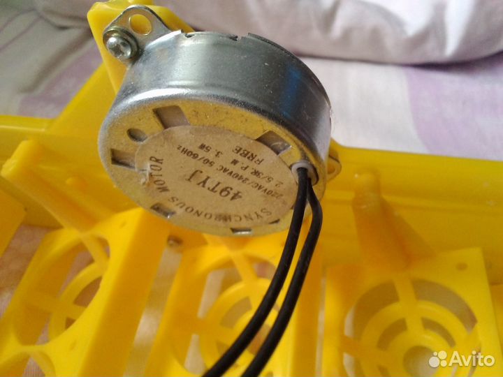 Лоток в инкубатор на 63 куриных яица с двигателем