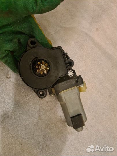 Мотор стеклоподъемника задний левый Kia Sportage 2