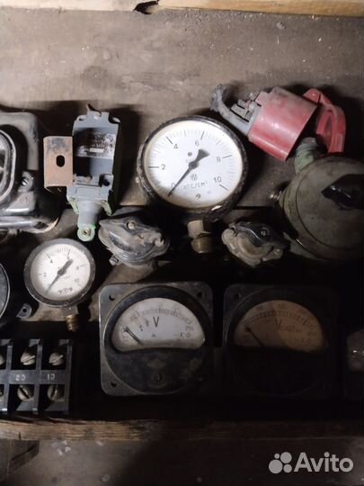 Вольтметры,манометр,силовые выключатели,пробки