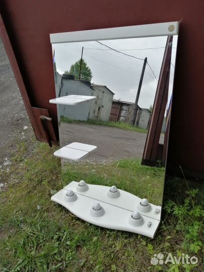 Продам зеркало с полочками