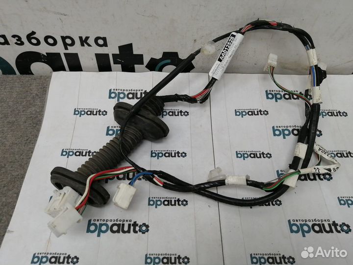 Проводка задней правой двери 82153-06330 Toyota