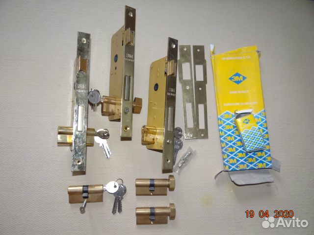 Для дверей замки,ручки