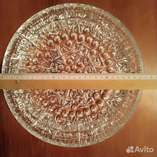 Хрустальное блюдо и стеклянное блюдо