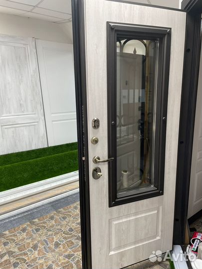 Дверь уличная со стеклом