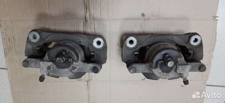 Суппорт тормозной перед toyota Noah,Voxy,Esquire