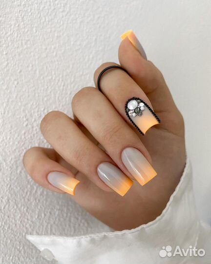 Модель на наращивание ногтей и покрытие ногтей