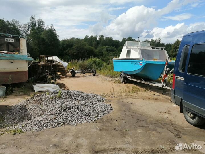 Катер с каютой