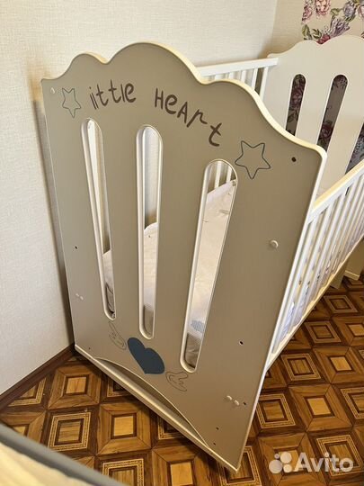 Детская кроватка с маятником