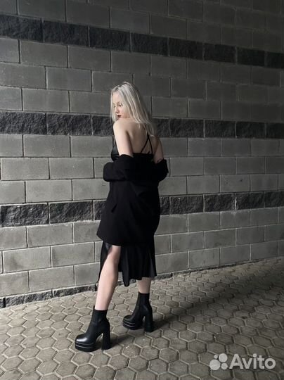 Черное платье с разрезом шелк