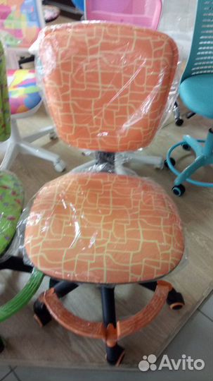 Компьютерное кресло с подставкой для ног