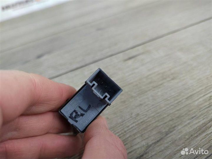 Кнопка стеклоподъемника Skoda Octavia A5 седан 1Z3