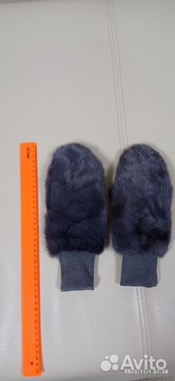 Варежки женские