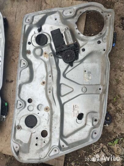 Передний стеклоподьемник Фольксваген Пассат б5