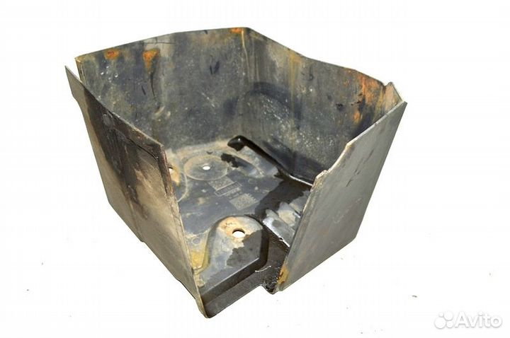 Защитная крышка нижних клапанов под ящиком аккумул