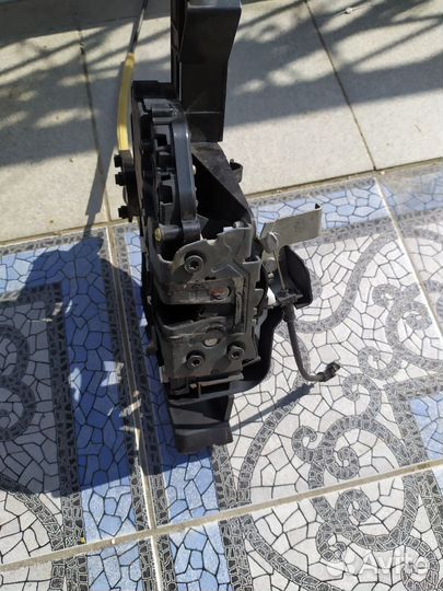 Замок двери задний левый Ford Focus 2