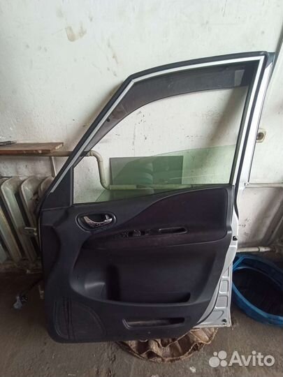 Передняя правая дверь Nissan Serena