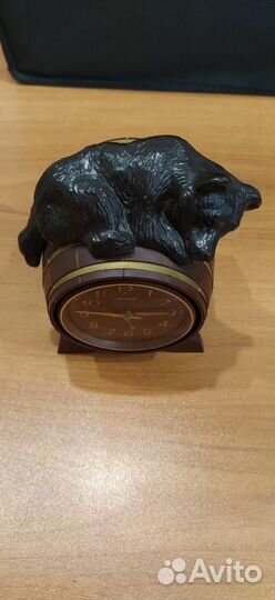 Часы Молния медведь на бочке с мёдом