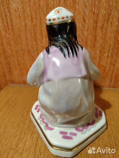 Фарфоровая статуэтка * Узбечка с чайником *