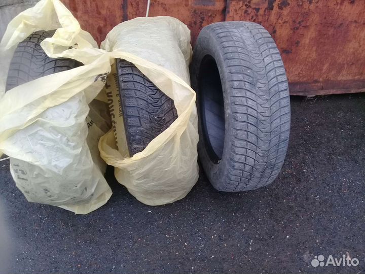 Medalist Trail A/P 215/65 R16