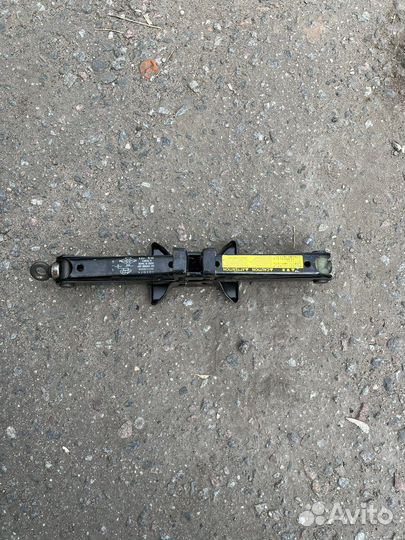 Домкрат Toyota Avensis T25, Corolla 120, Yaris