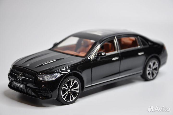 Модель автомобиля Mercedes-Benz E-Class L металл