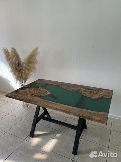 Кухонный обеденный стол из дерева и смолы