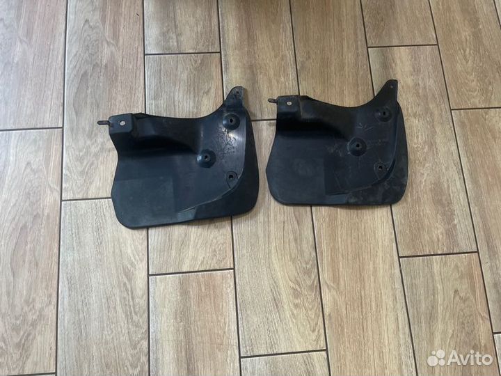 Брызговик передний правый Toyota Land Cruiser J200