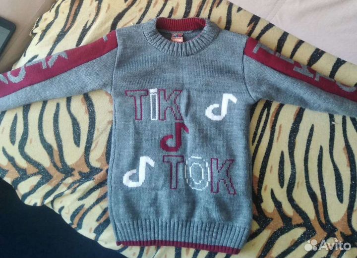 Свитер детский новый