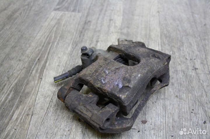 Суппорт передний правый Suzuki Swift MA 1997г