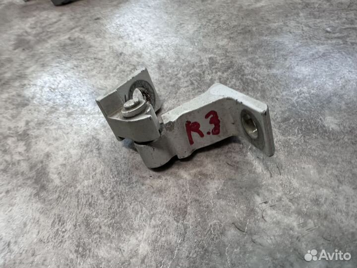 Петля двери задняя правая Skoda Octavia A7