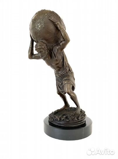 Статуэтка Атлант держит Землю