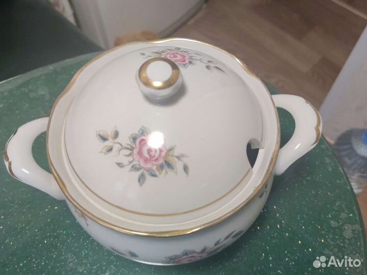 Супница с крышкой