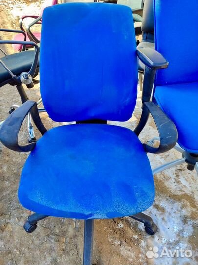 Офисный стул синий