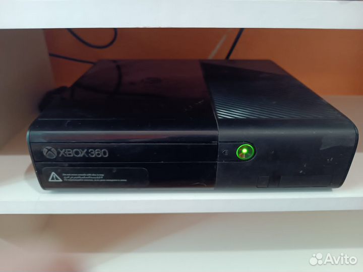 Продаю ixbox 360 E, джойстики в комплекте