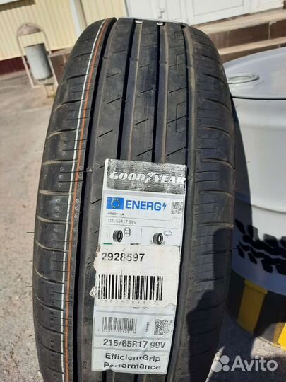 Goodyear EfficientGrip Performance 215/65 R17 99V
