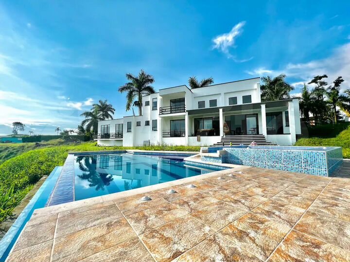 Коттедж 530 м² на участке 15 сот.