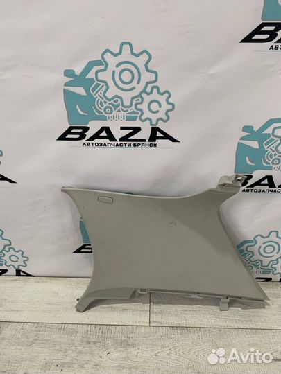 Обшивка задней правой стойки Volkswagen Golf 6