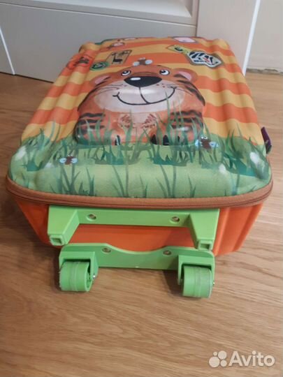Детский чемодан на колесиках