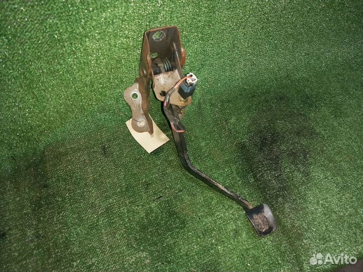 Педаль тормоза Nissan Almera N15 (Хетчбэк)