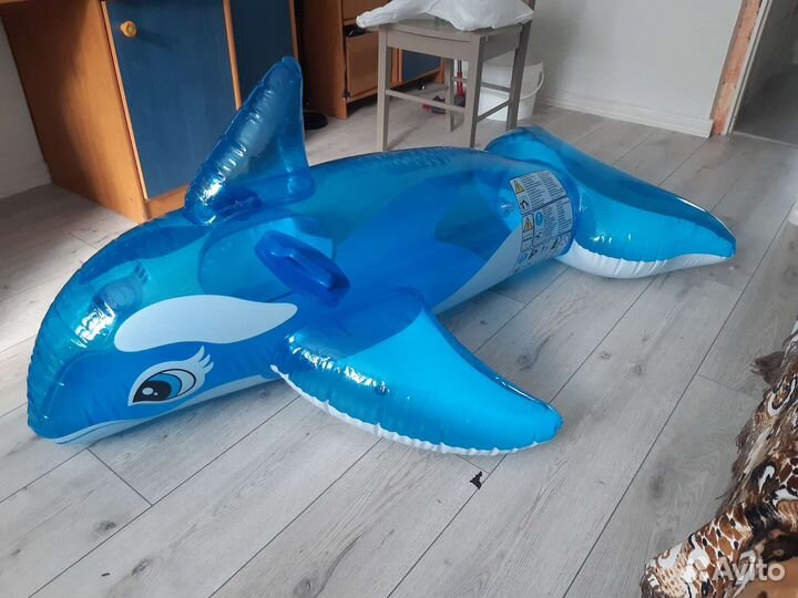 Надувной дельфин
