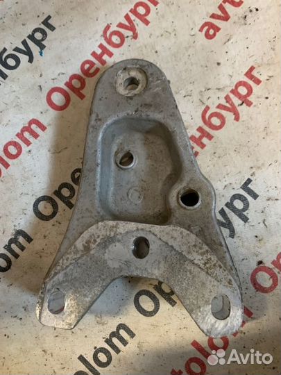 Кронштейн двигателя Skoda Fabia