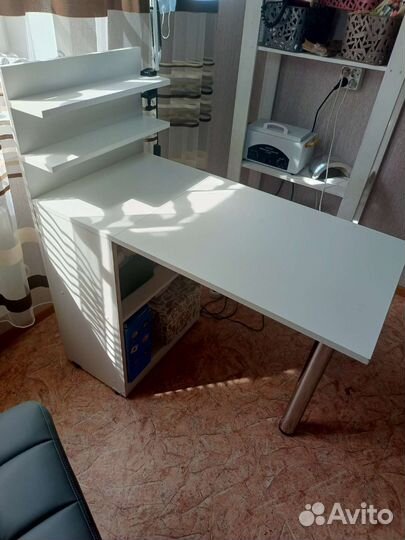 Маникюрный стол